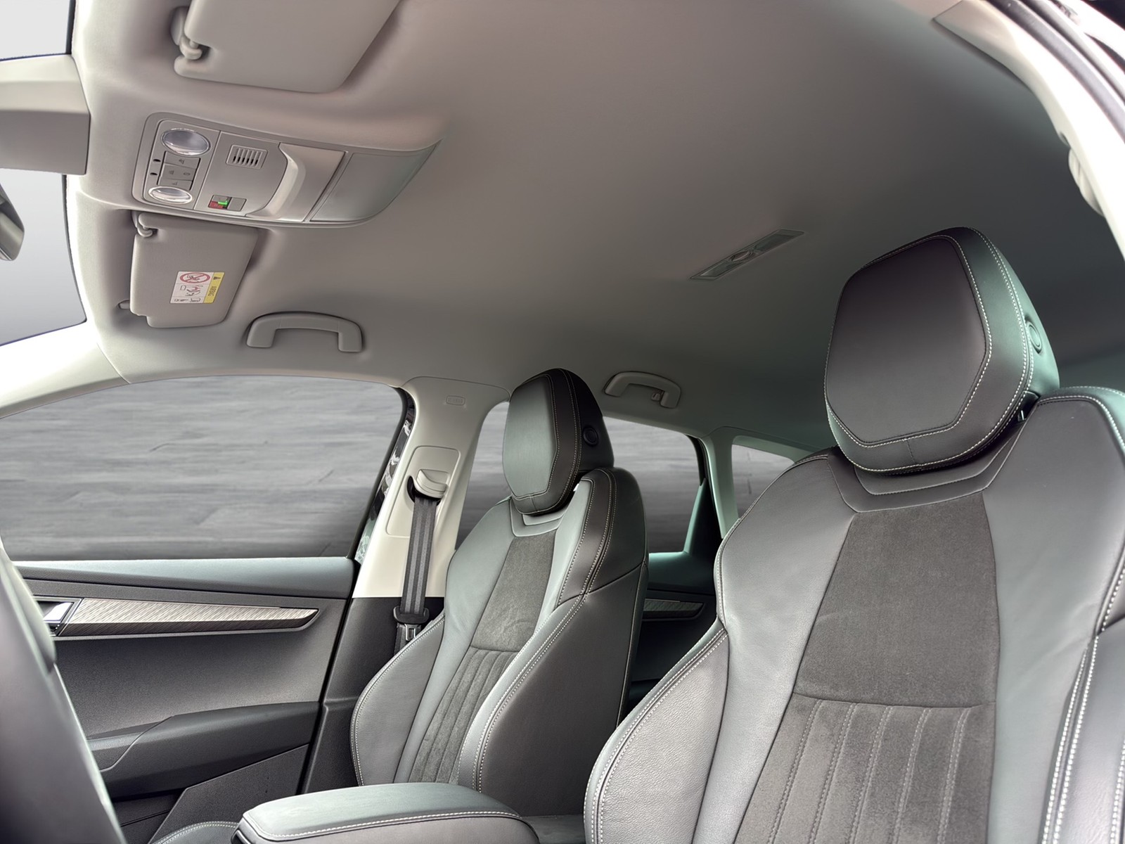 Skoda Karoq 2.0 TOUR STANDHZ AHK CAM LM17 EKLAPPE NAVI