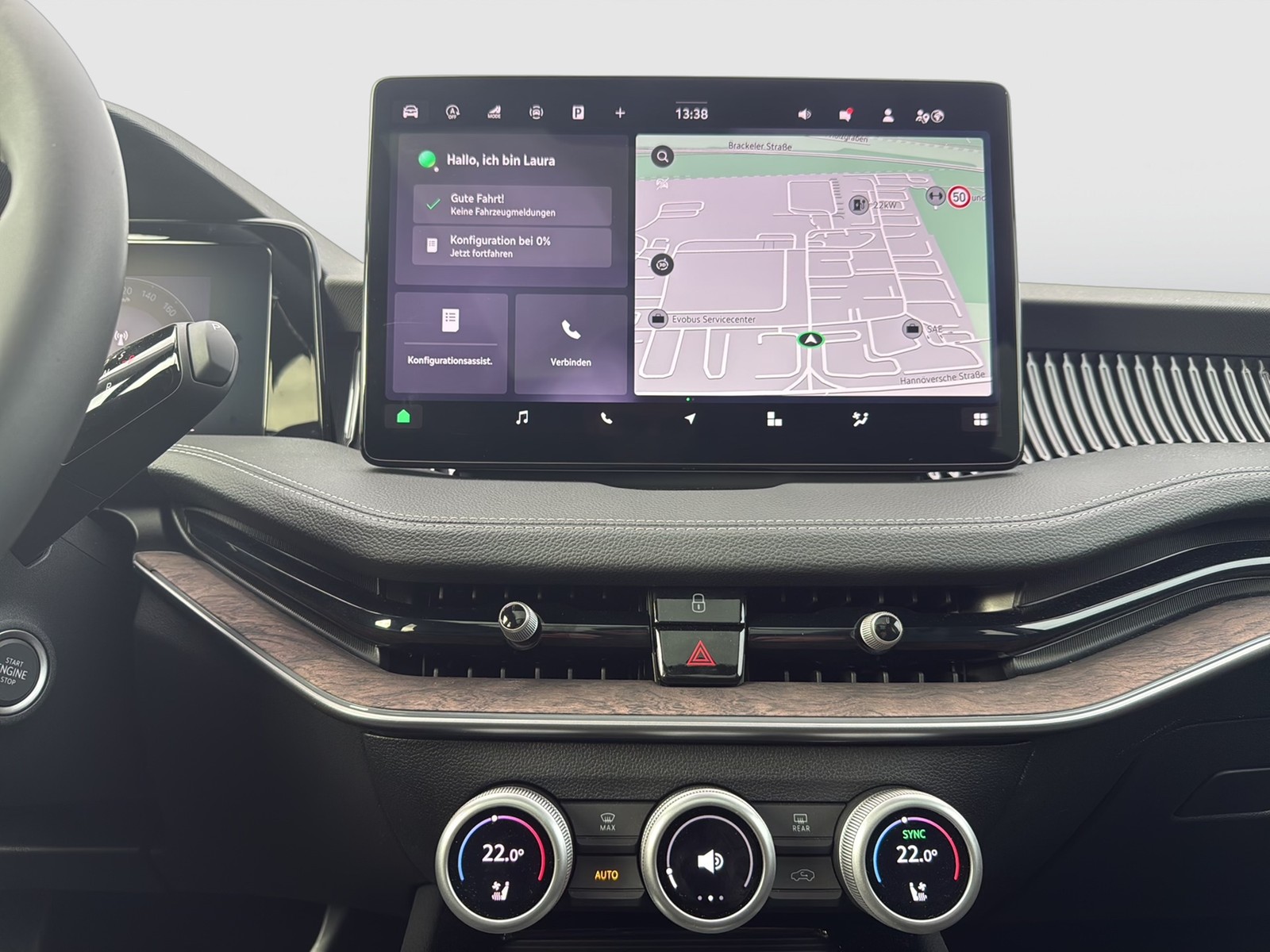 Skoda Superb Combi 2.0 L&K 4X4 LEDER PANO AHK CAM LM18