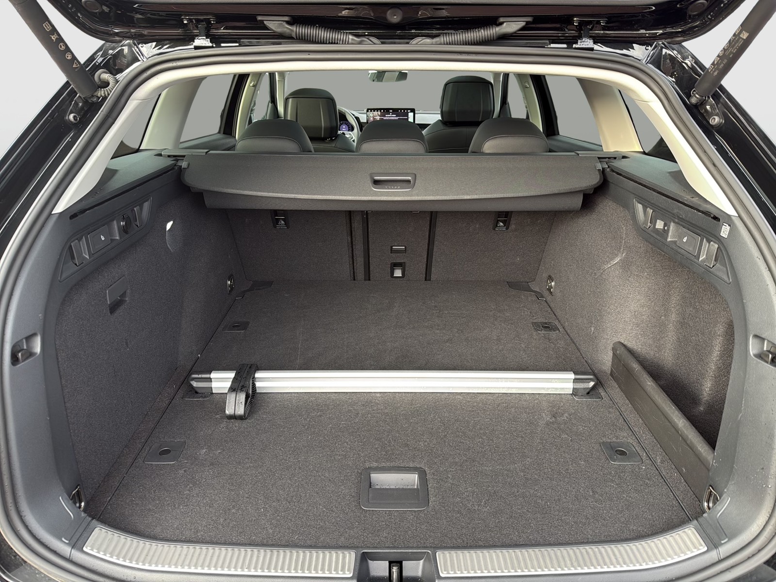 Skoda Superb Combi 2.0 L&K 4X4 LEDER PANO AHK CAM LM18