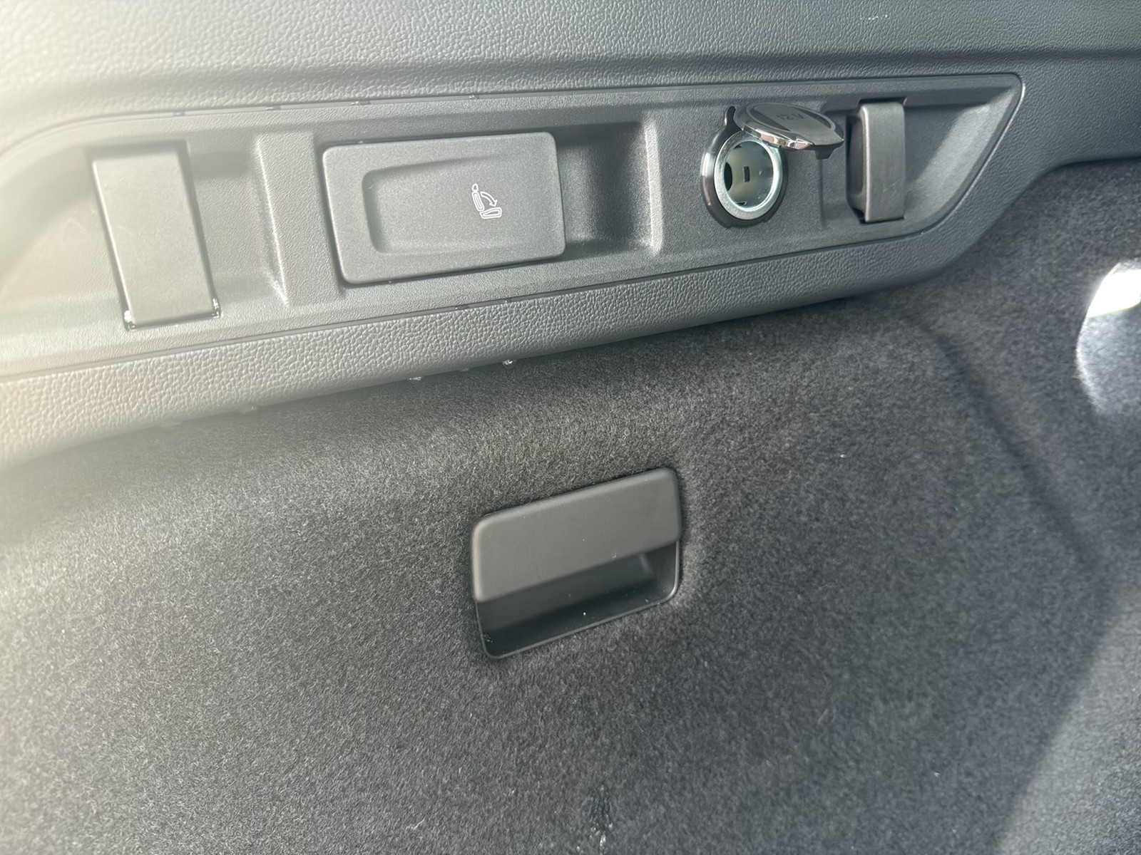 Skoda Superb Combi 2.0 L&K 4X4 LEDER PANO AHK CAM LM18