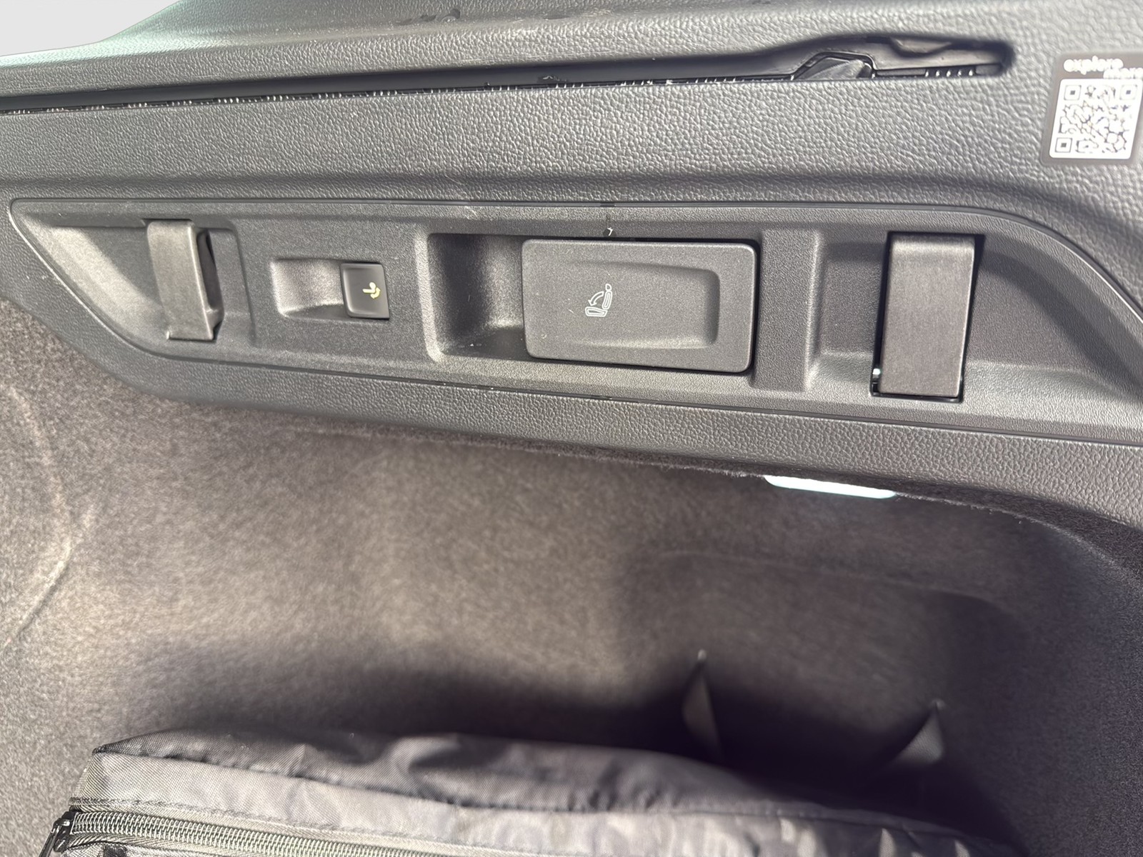 Skoda Superb Combi 2.0 L&K 4X4 LEDER PANO AHK CAM LM18