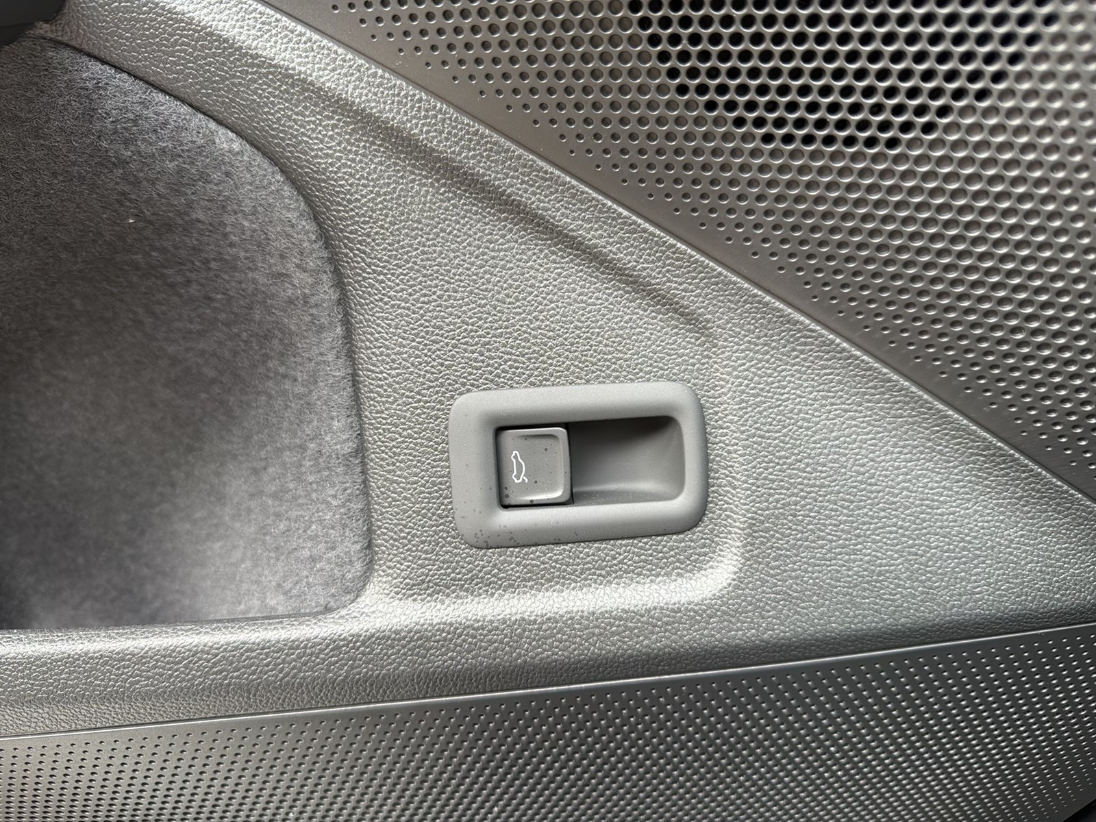 Skoda Superb Combi 2.0 L&K 4X4 LEDER PANO AHK CAM LM18