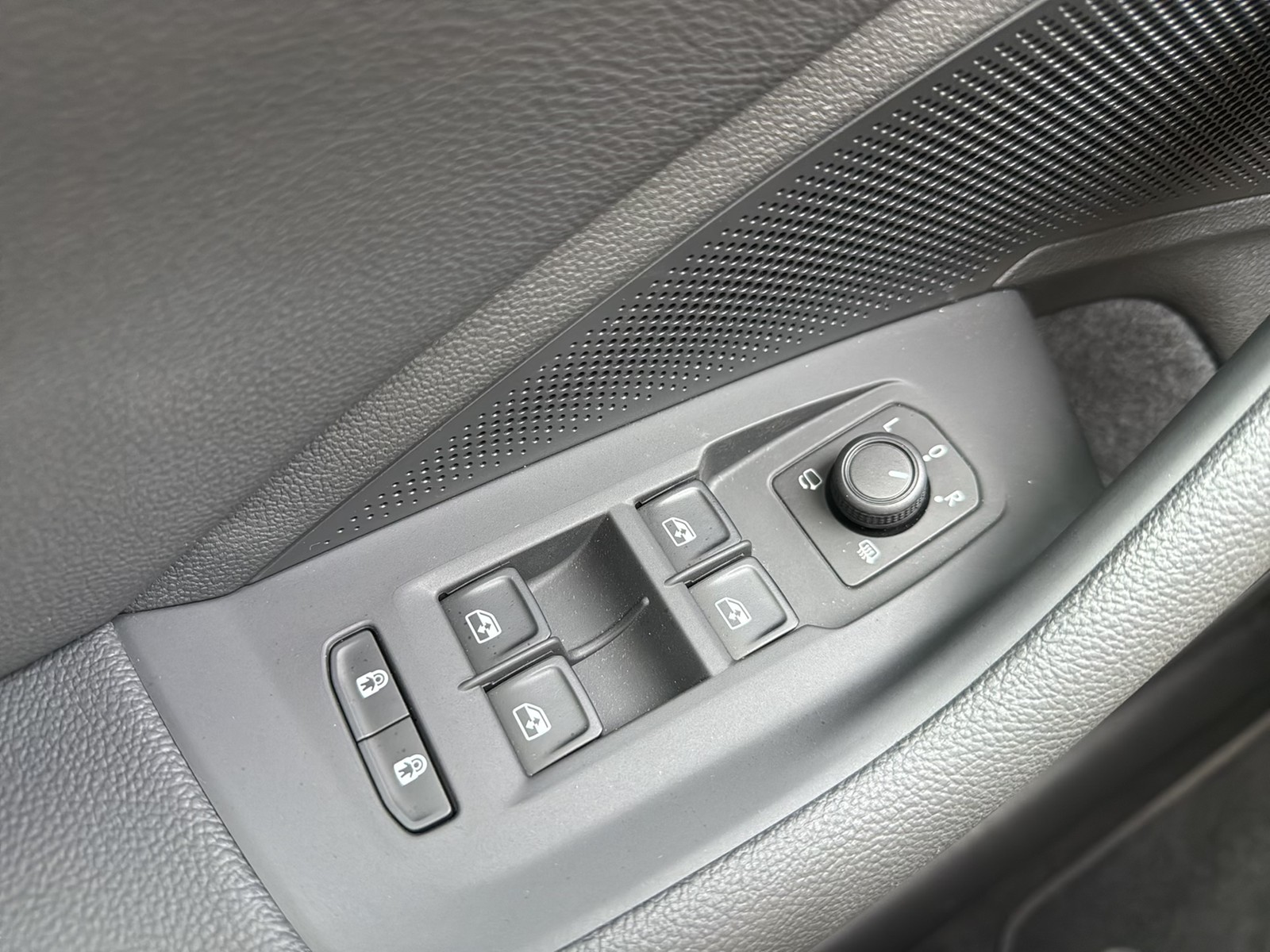 Skoda Superb Combi 2.0 L&K 4X4 LEDER PANO AHK CAM LM18