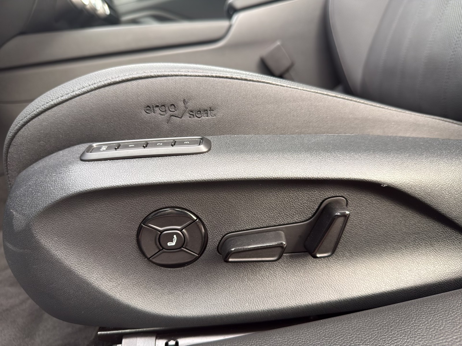 Skoda Superb Combi 2.0 L&K 4X4 LEDER PANO AHK CAM LM18