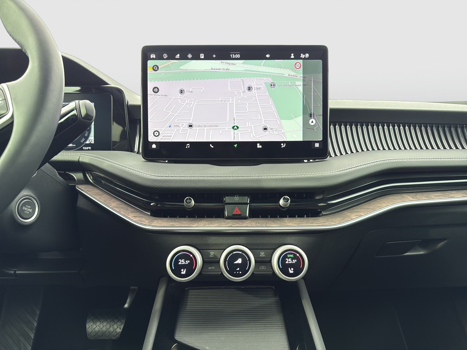 Skoda Superb Combi 2.0 L&K LEDER PANO AHK CAM LM18 NAVI