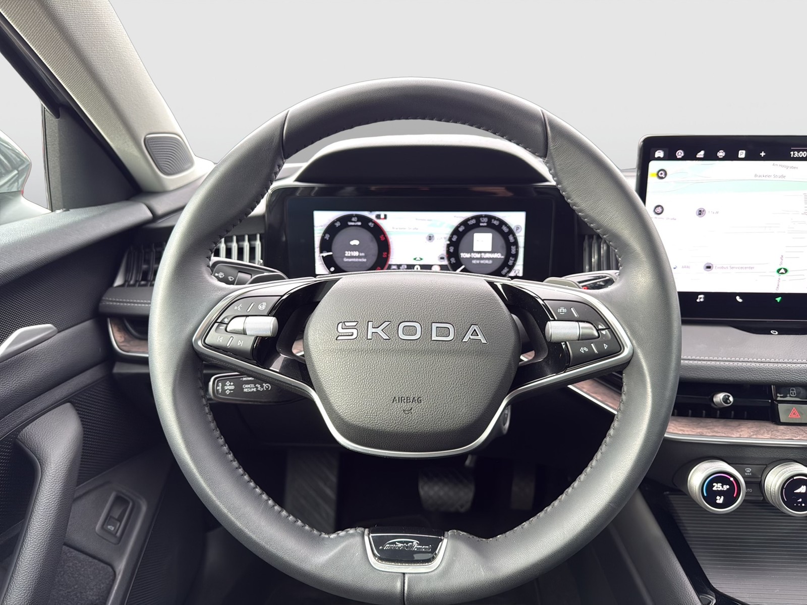 Skoda Superb Combi 2.0 L&K LEDER PANO AHK CAM LM18 NAVI