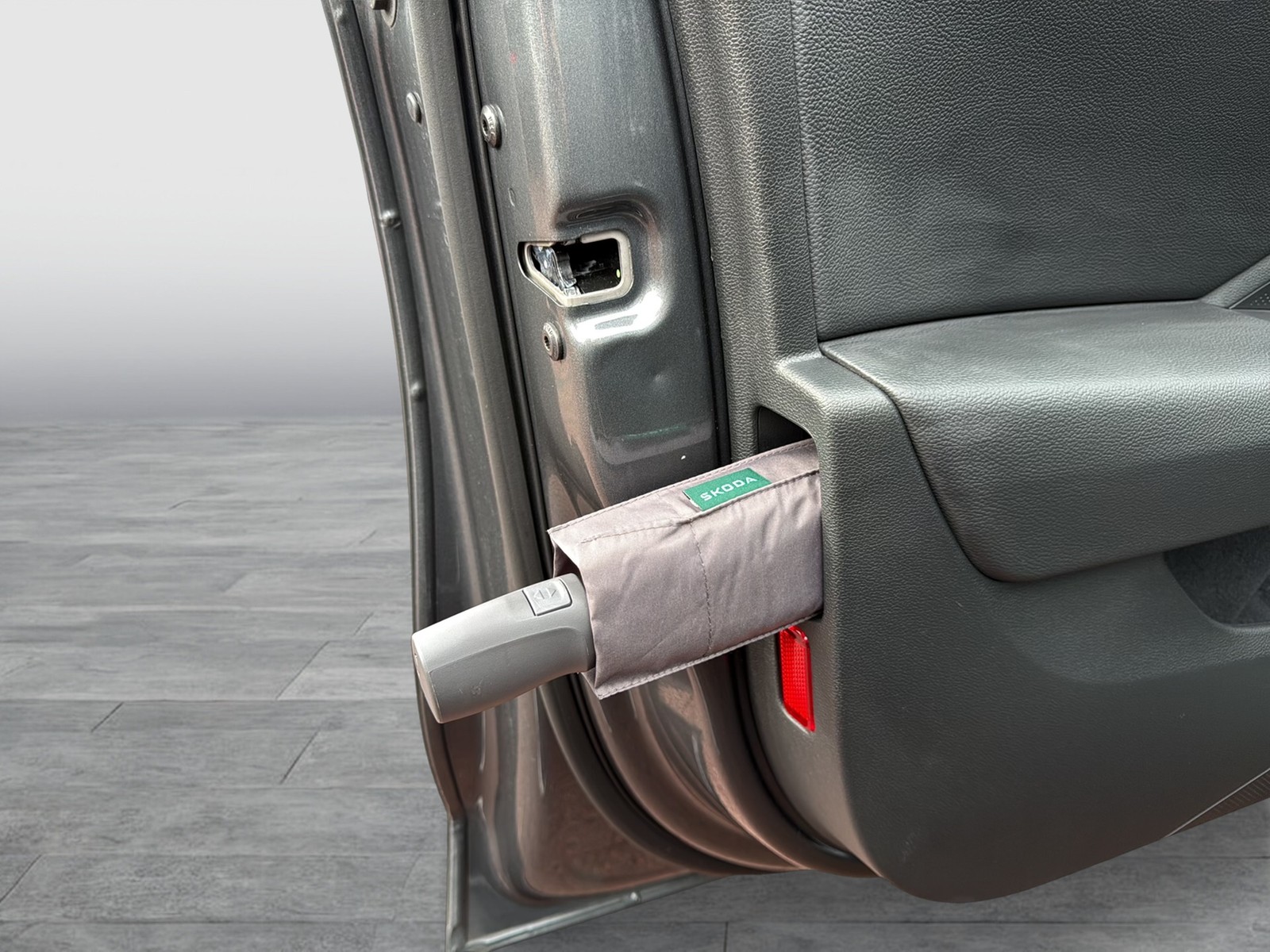 Skoda Superb Combi 2.0 L&K LEDER PANO AHK CAM LM18 NAVI