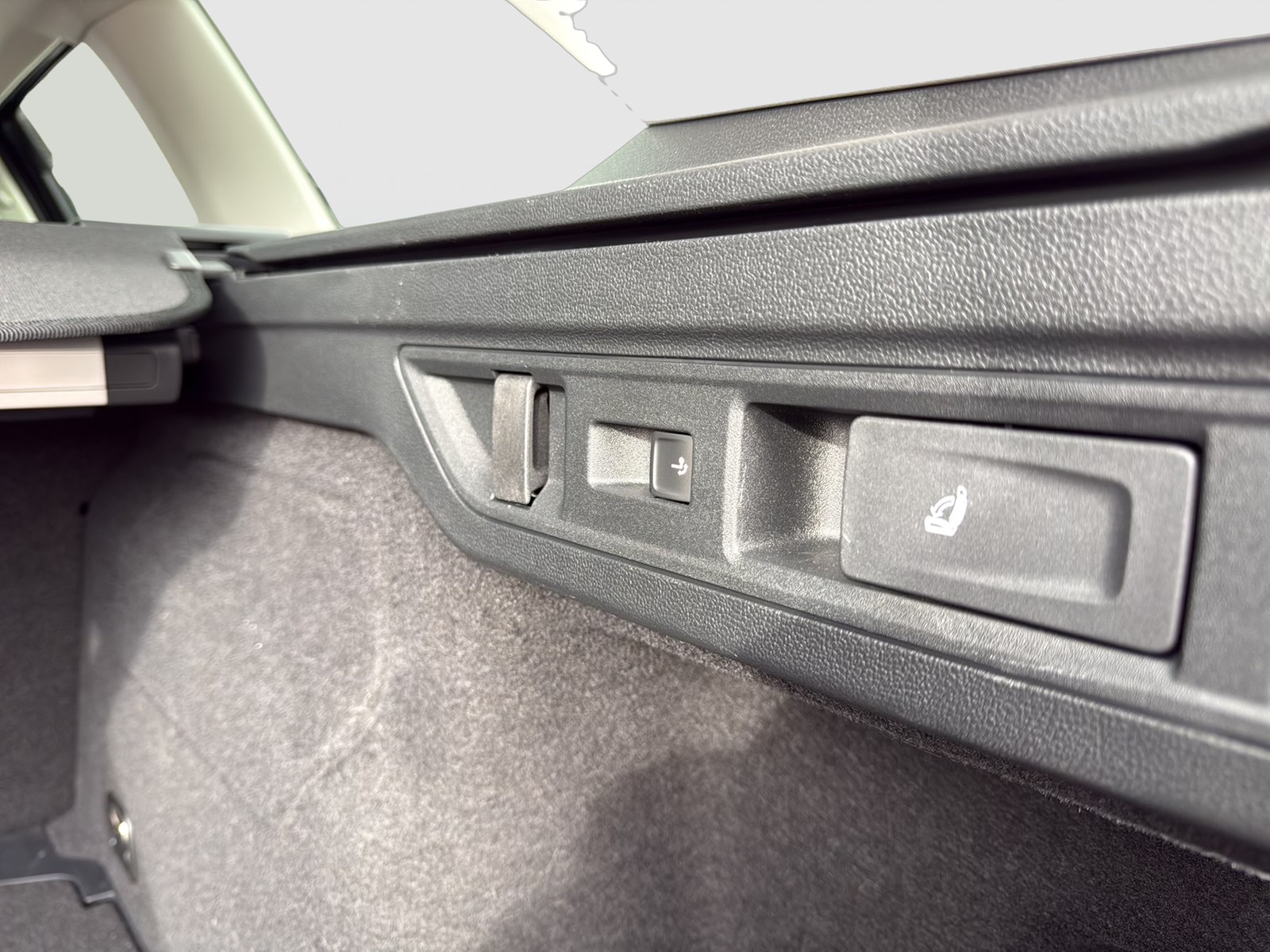 Skoda Superb Combi 2.0 L&K LEDER PANO AHK CAM LM18 NAVI