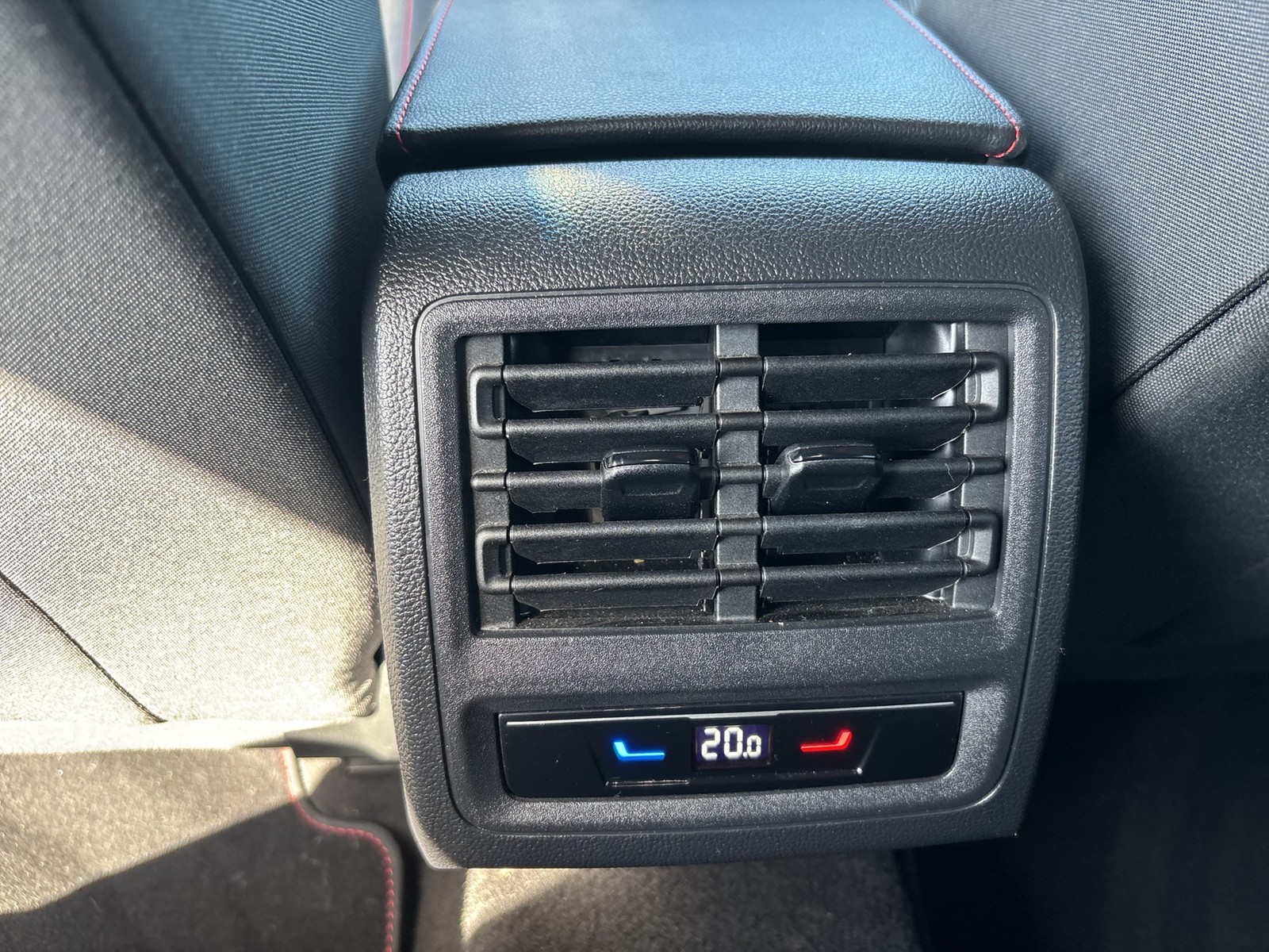 Volkswagen Golf 2.0 GTI PANO KAMERA CARPLAY SITZHEIZ ALU18