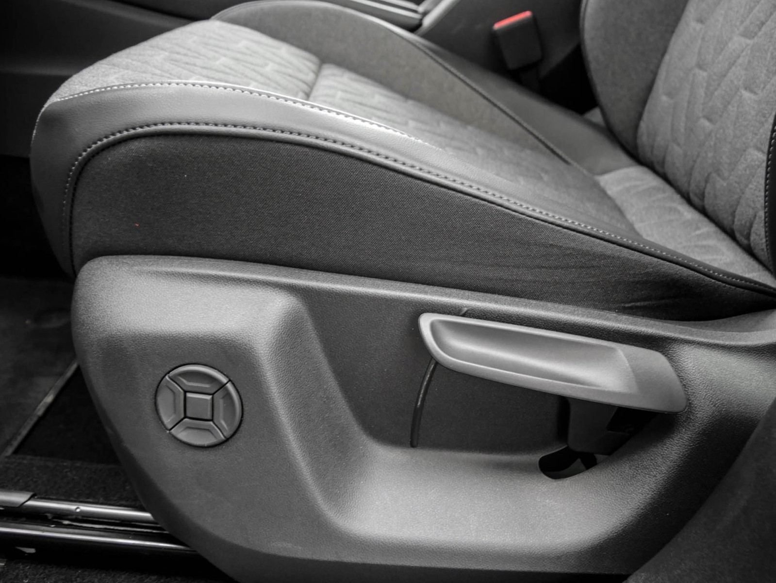 Volkswagen Tiguan 1.5 HYBRID LIFE NEUES MODELL AHK CAM LM18