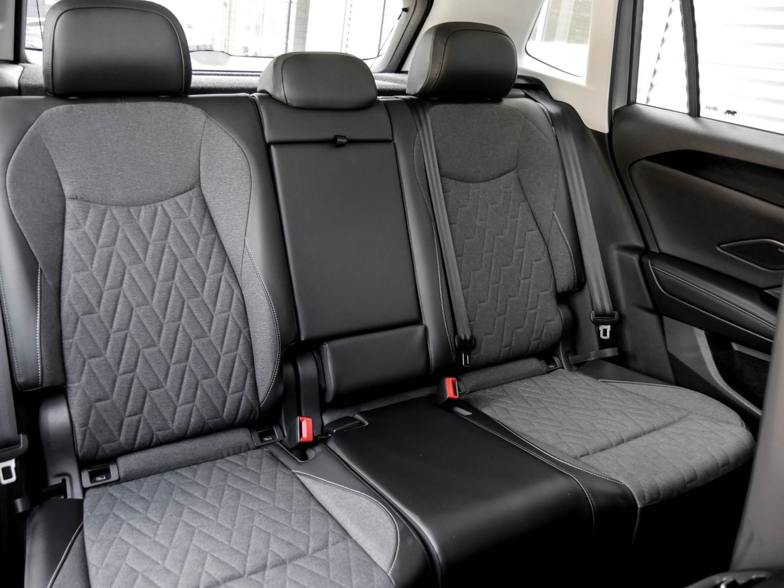 Volkswagen Tiguan 1.5 HYBRID LIFE NEUES MODELL AHK CAM LM18