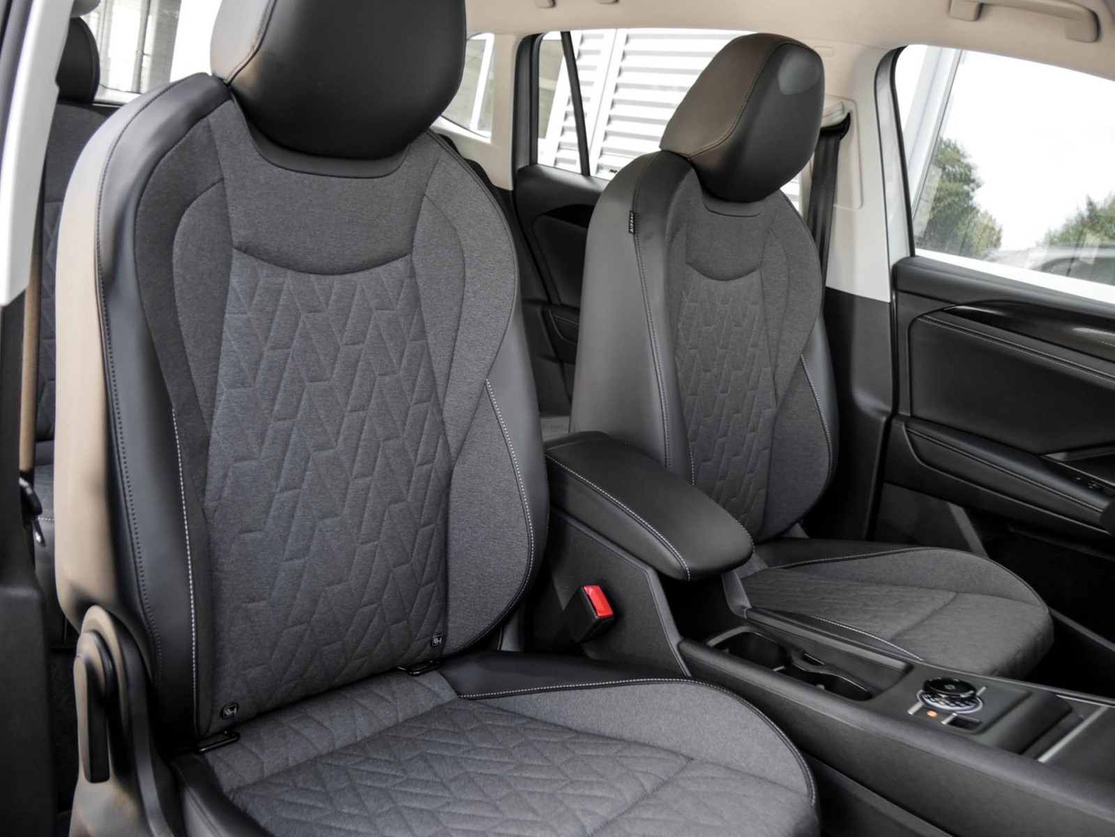 Volkswagen Tiguan 1.5 HYBRID LIFE NEUES MODELL AHK CAM LM18