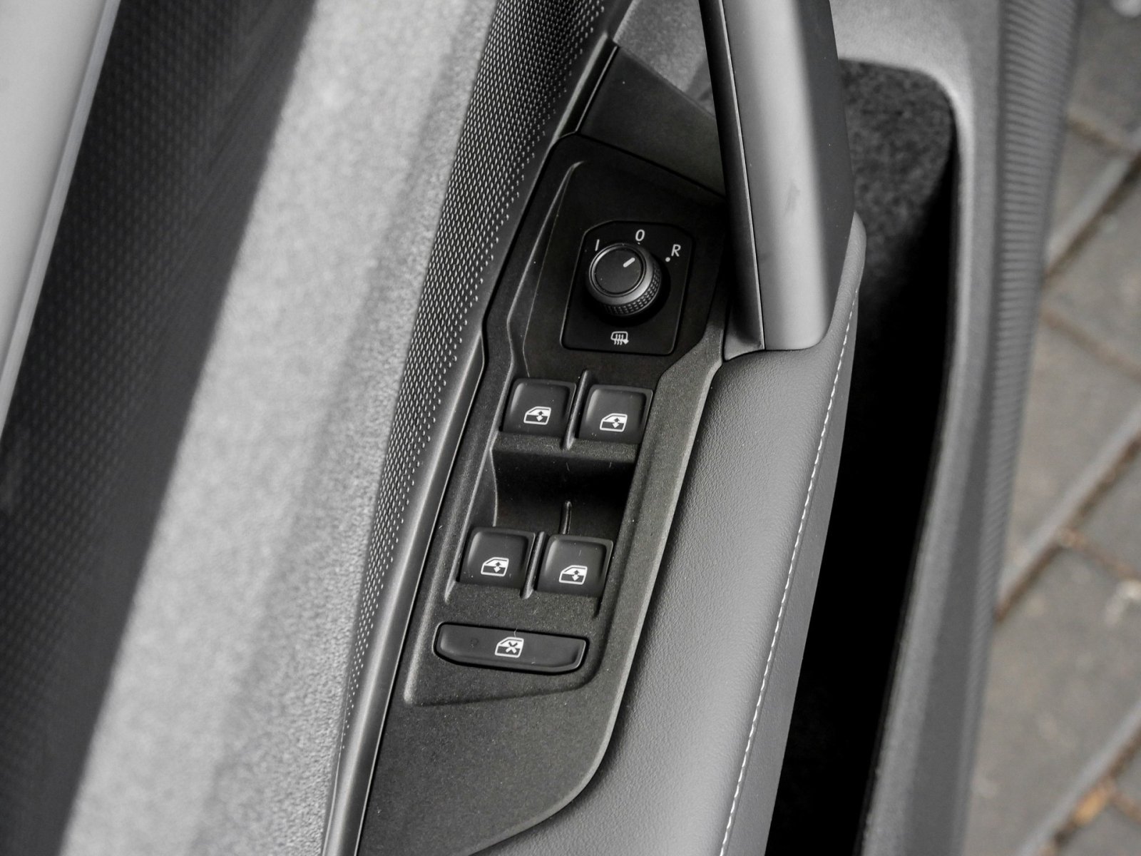 Volkswagen Tiguan 1.5 eTSI NEUES MODELL AHK CAM NAVI SITZHZ