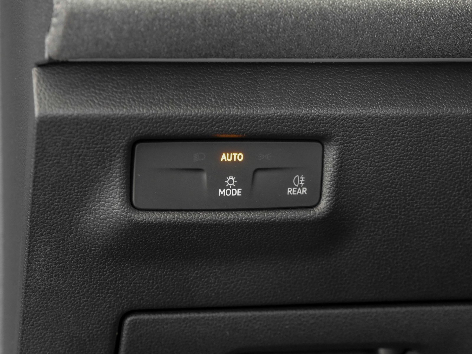 Volkswagen Tiguan 1.5 eTSI NEUES MODELL AHK CAM NAVI SITZHZ