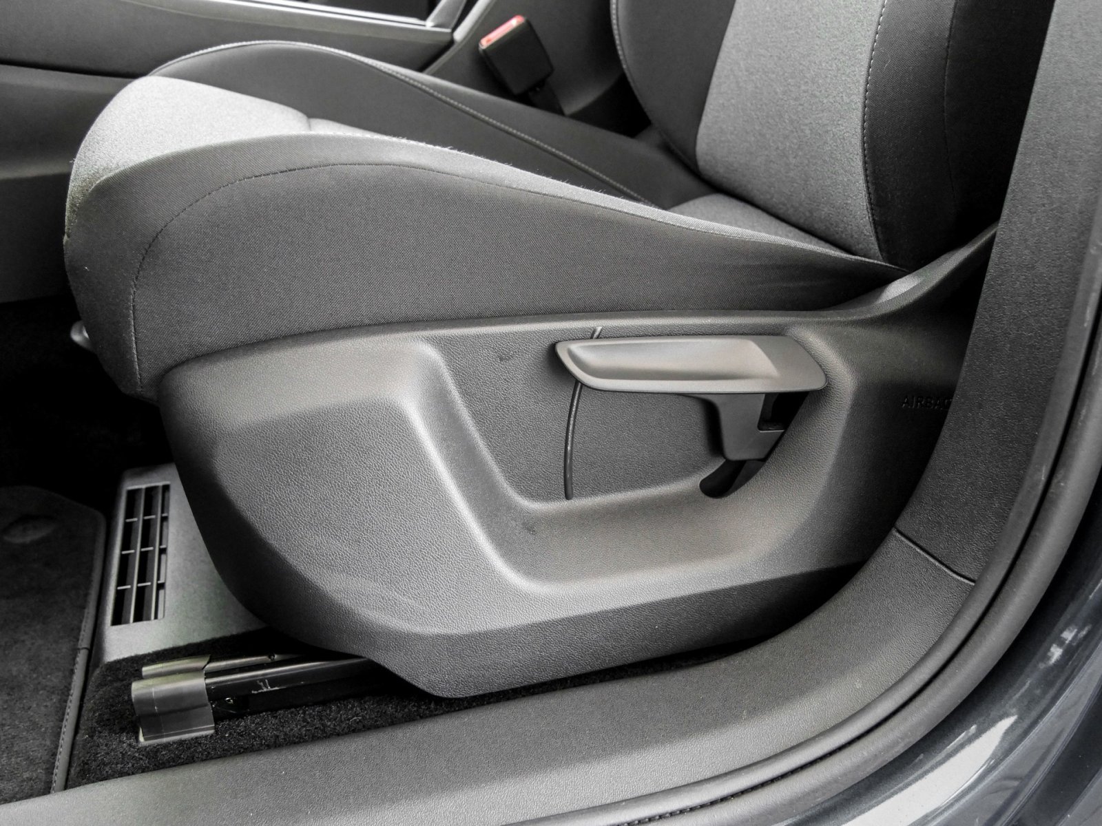 Volkswagen Tiguan 1.5 eTSI NEUES MODELL AHK CAM NAVI SITZHZ