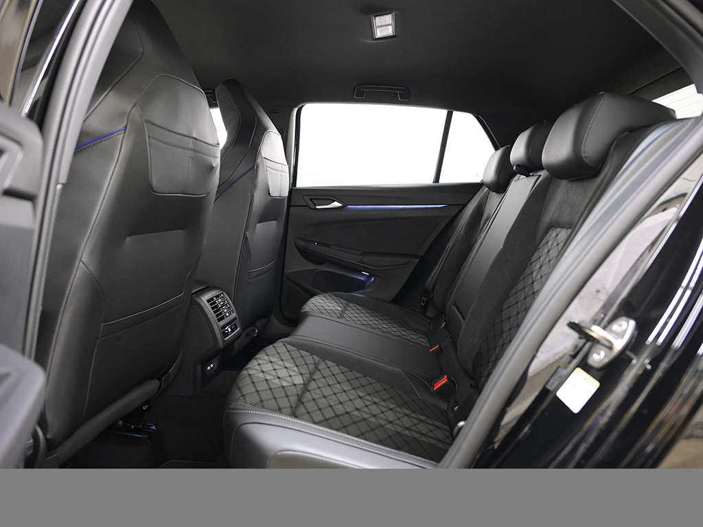 Volkswagen Golf VIII 1.5 eTSI R-LINE FACELIFT CAM ACC LM18