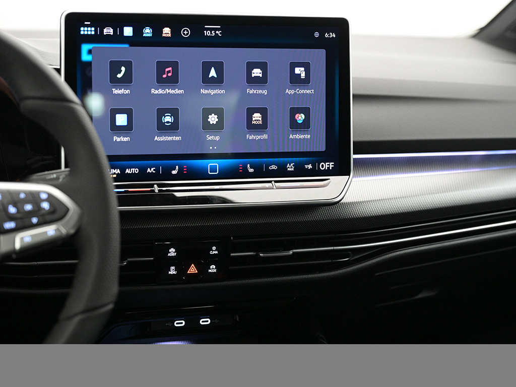 Volkswagen Golf VIII 1.5 eTSI R-LINE FACELIFT CAM ACC LM18