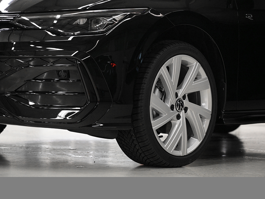 Volkswagen Golf VIII 1.5 eTSI R-LINE FACELIFT CAM ACC LM18