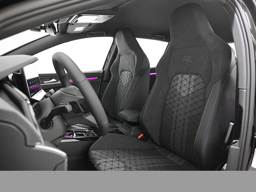 Volkswagen Golf VIII 1.5 eTSI R-LINE FACELIFT CAM ACC LM18