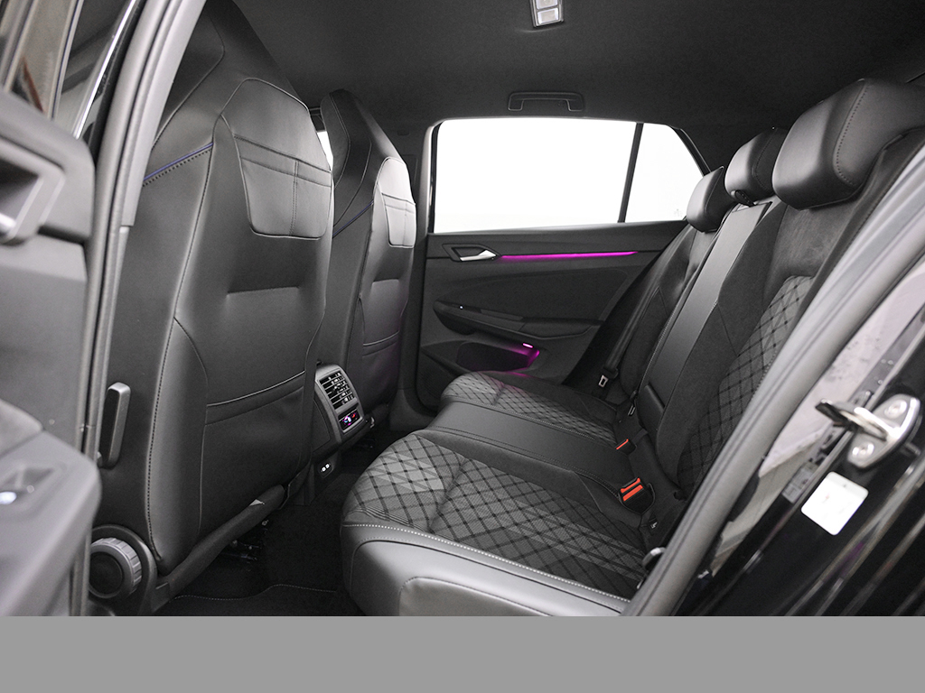 Volkswagen Golf VIII 1.5 eTSI R-LINE FACELIFT CAM ACC LM18