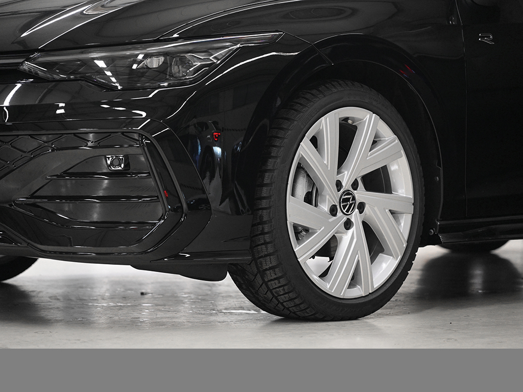 Volkswagen Golf VIII 1.5 eTSI R-LINE FACELIFT CAM ACC LM18