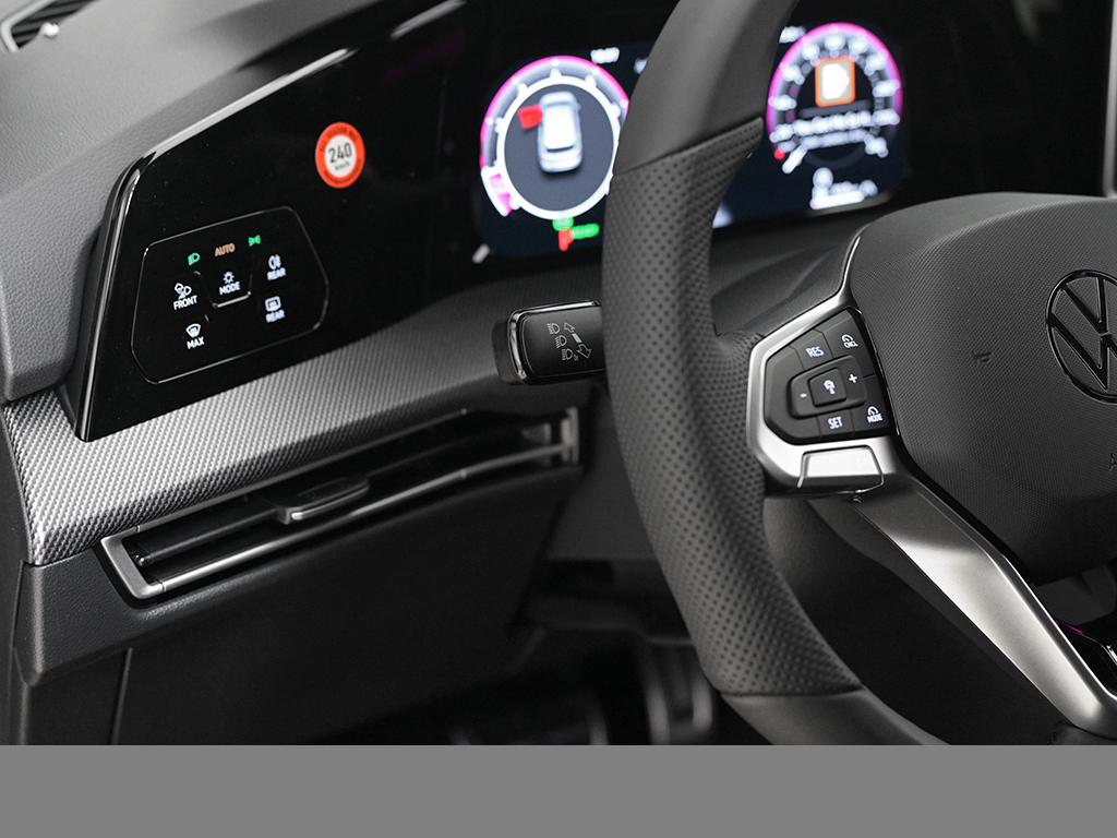 Volkswagen Golf VIII 1.5 eTSI R-LINE FACELIFT CAM ACC LM18