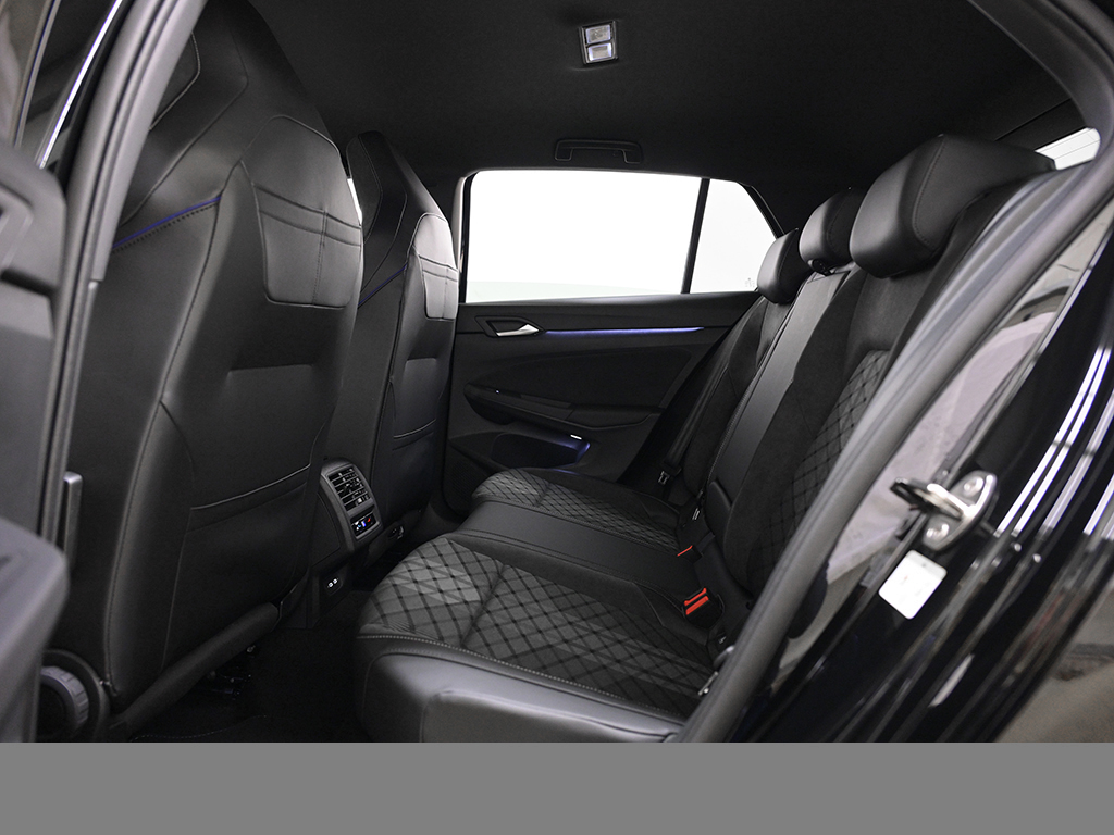 Volkswagen Golf VIII 1.5 eTSI R-LINE FACELIFT CAM ACC LM18