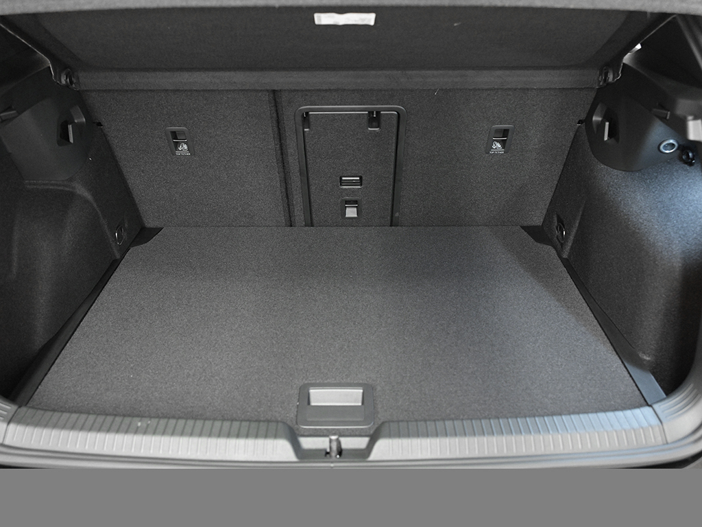 Volkswagen Golf VIII 1.5 eTSI R-LINE FACELIFT CAM ACC LM18