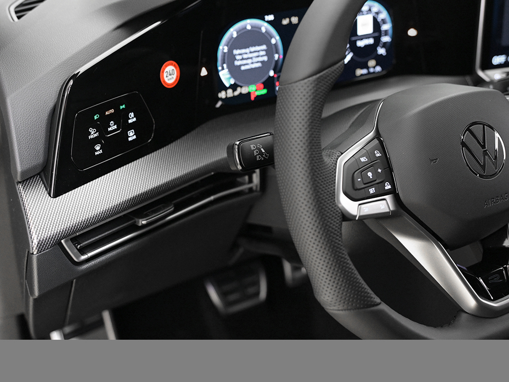 Volkswagen Golf VIII 1.5 eTSI R-LINE FACELIFT CAM ACC LM18