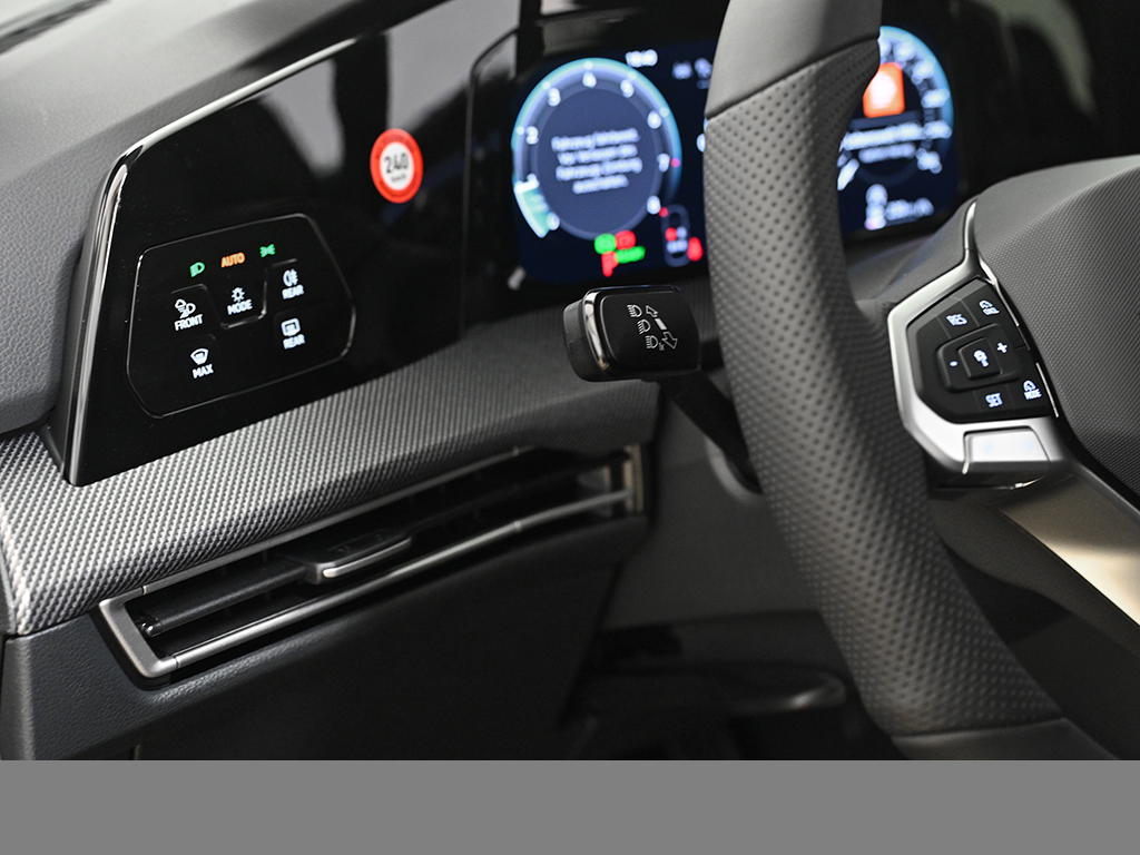 Volkswagen Golf VIII 1.5 eTSI R-LINE FACELIFT CAM ACC LM18