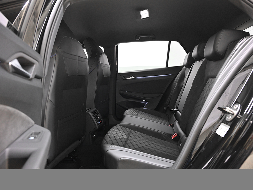 Volkswagen Golf VIII 1.5 eTSI R-LINE FACELIFT CAM ACC LM18