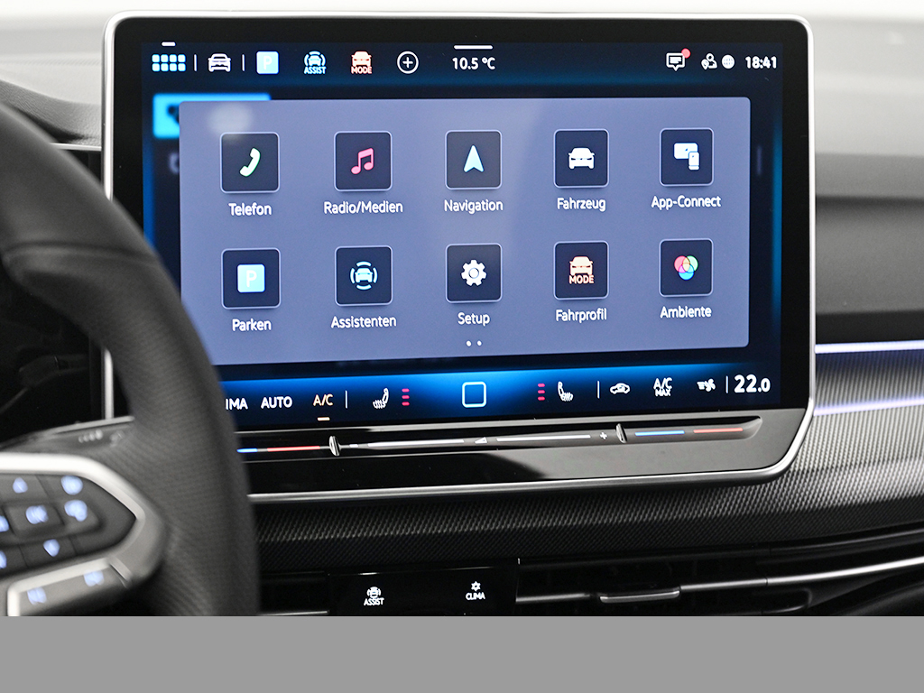 Volkswagen Golf VIII 1.5 eTSI R-LINE FACELIFT CAM ACC LM18