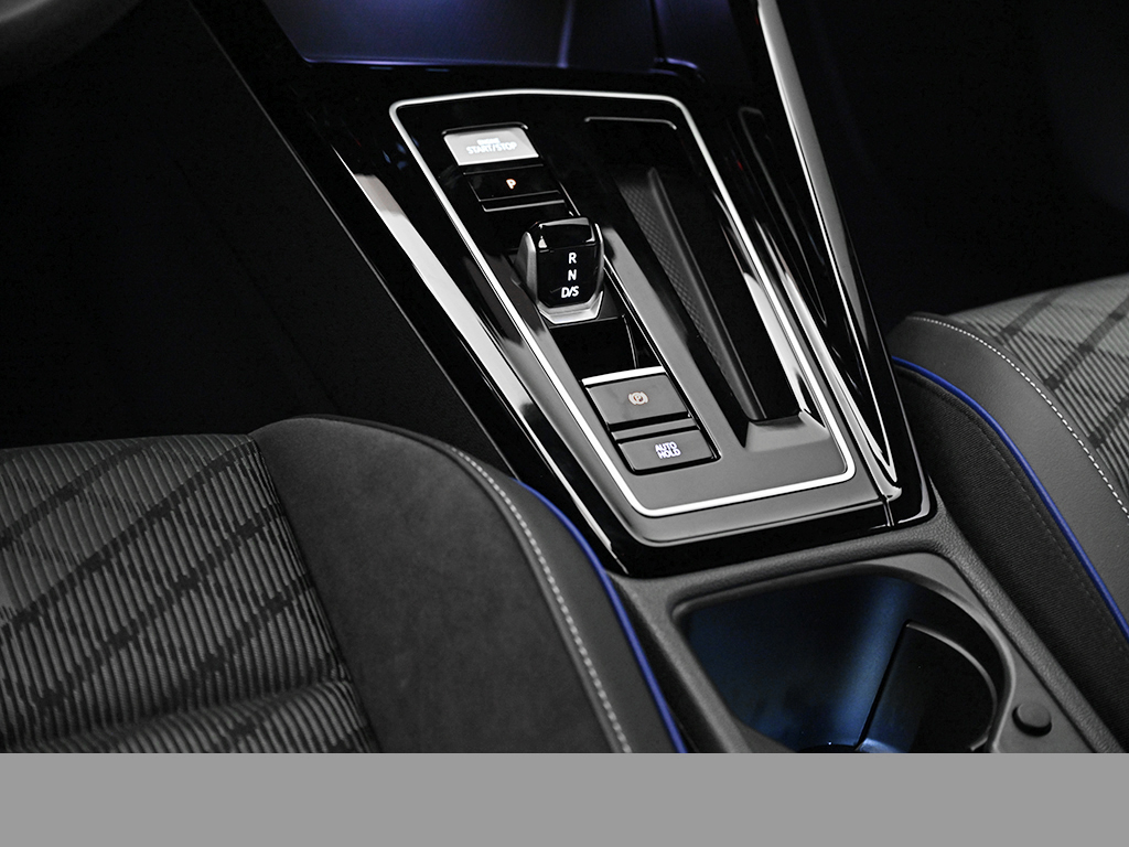 Volkswagen Golf VIII 1.5 eTSI R-LINE FACELIFT CAM ACC LM18