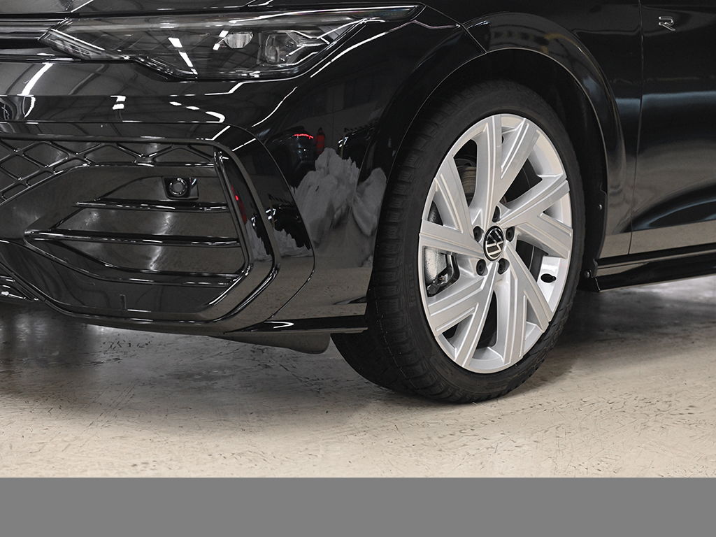 Volkswagen Golf VIII 1.5 eTSI R-LINE FACELIFT CAM ACC LM18