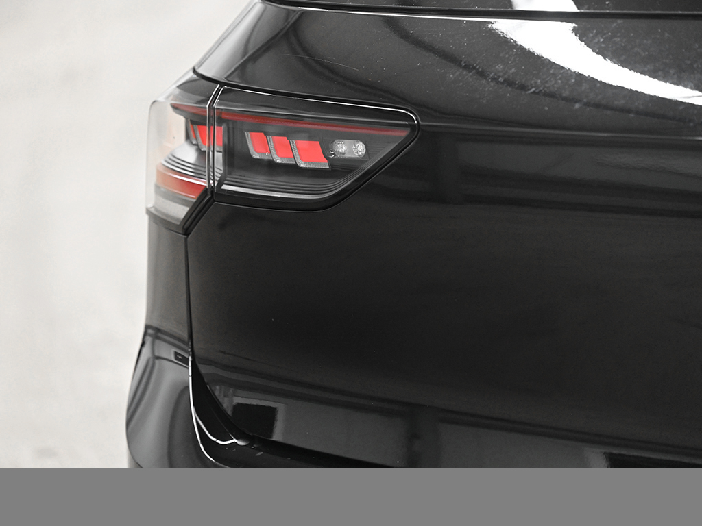 Volkswagen Golf VIII 1.5 eTSI R-LINE FACELIFT CAM ACC LM18