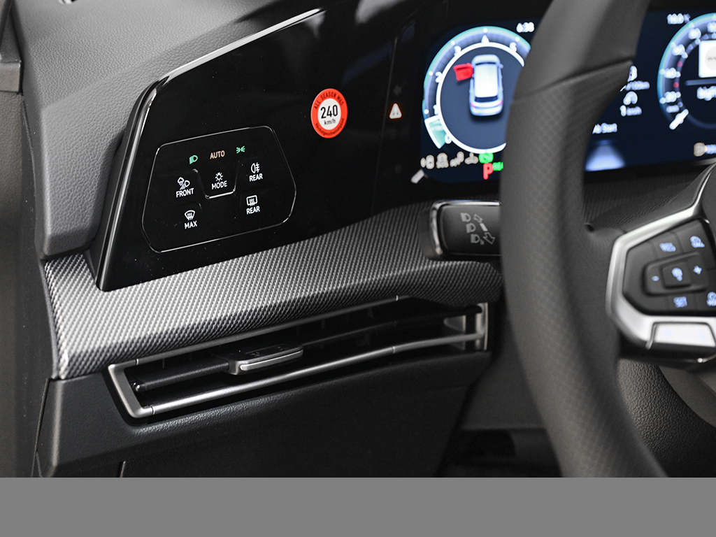 Volkswagen Golf VIII 1.5 eTSI R-LINE FACELIFT CAM ACC LM18