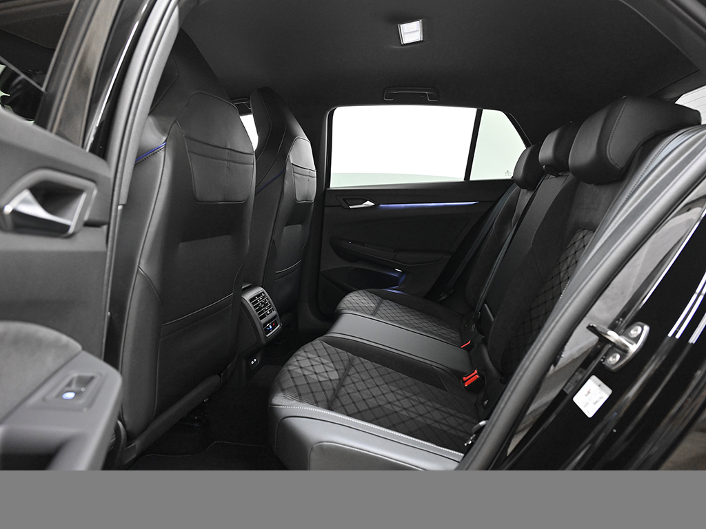 Volkswagen Golf VIII 1.5 eTSI R-LINE FACELIFT CAM ACC LM18