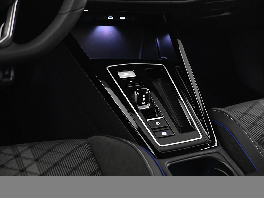 Volkswagen Golf VIII 1.5 eTSI R-LINE FACELIFT CAM ACC LM18