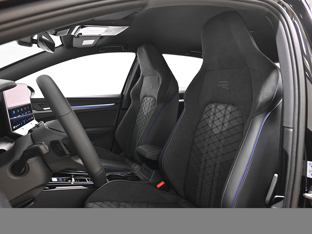 Volkswagen Golf VIII 1.5 eTSI R-LINE FACELIFT CAM ACC LM18