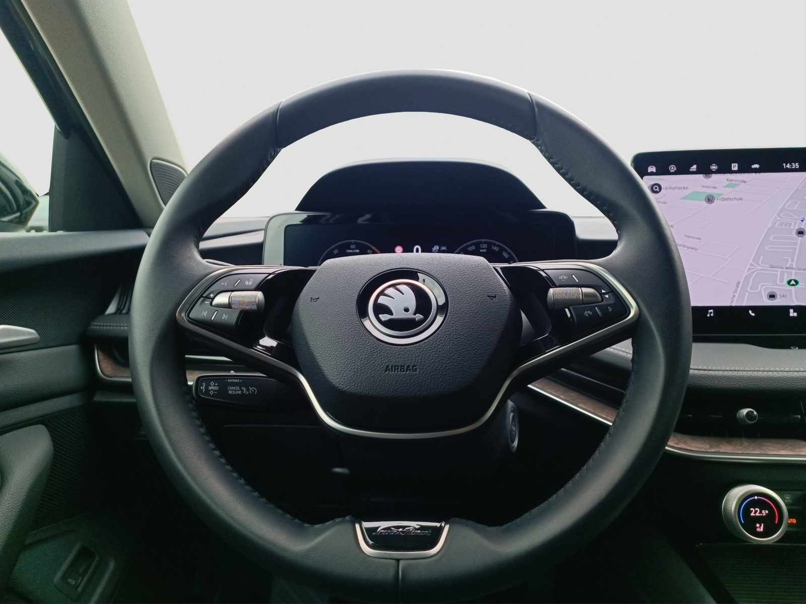 Skoda Superb Combi 2.0TDI DSG L&K NEUES MODELL LEDER MASSAGESITZ NAVI ANHÄNGERK.