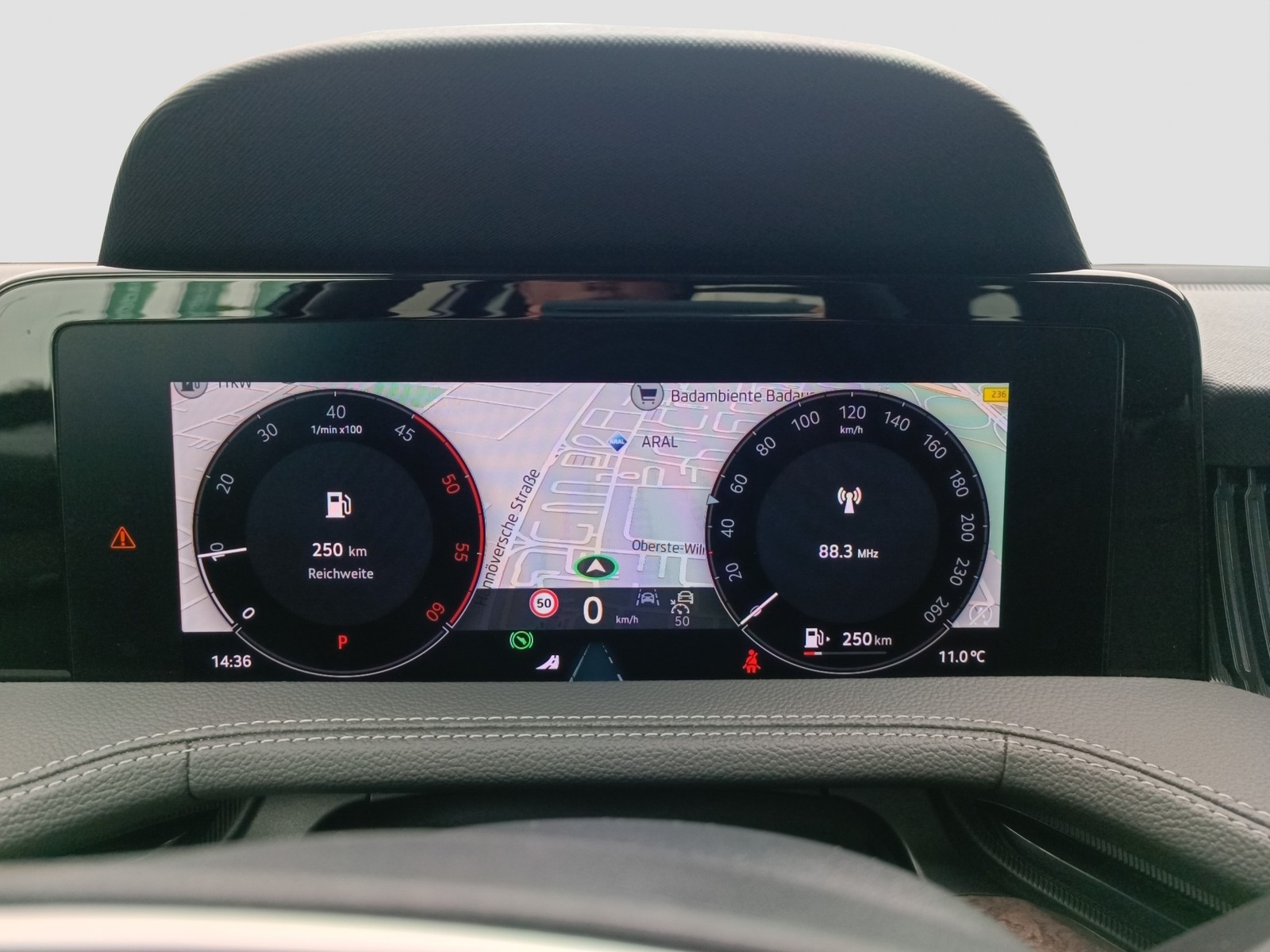 Skoda Superb Combi 2.0TDI DSG L&K NEUES MODELL LEDER MASSAGESITZ NAVI ANHÄNGERK.