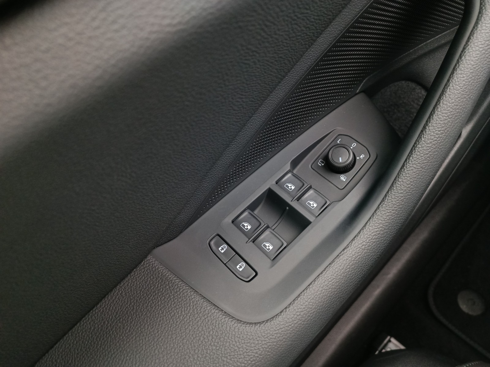 Skoda Superb Combi 2.0TDI DSG L&K NEUES MODELL LEDER MASSAGESITZ NAVI ANHÄNGERK.