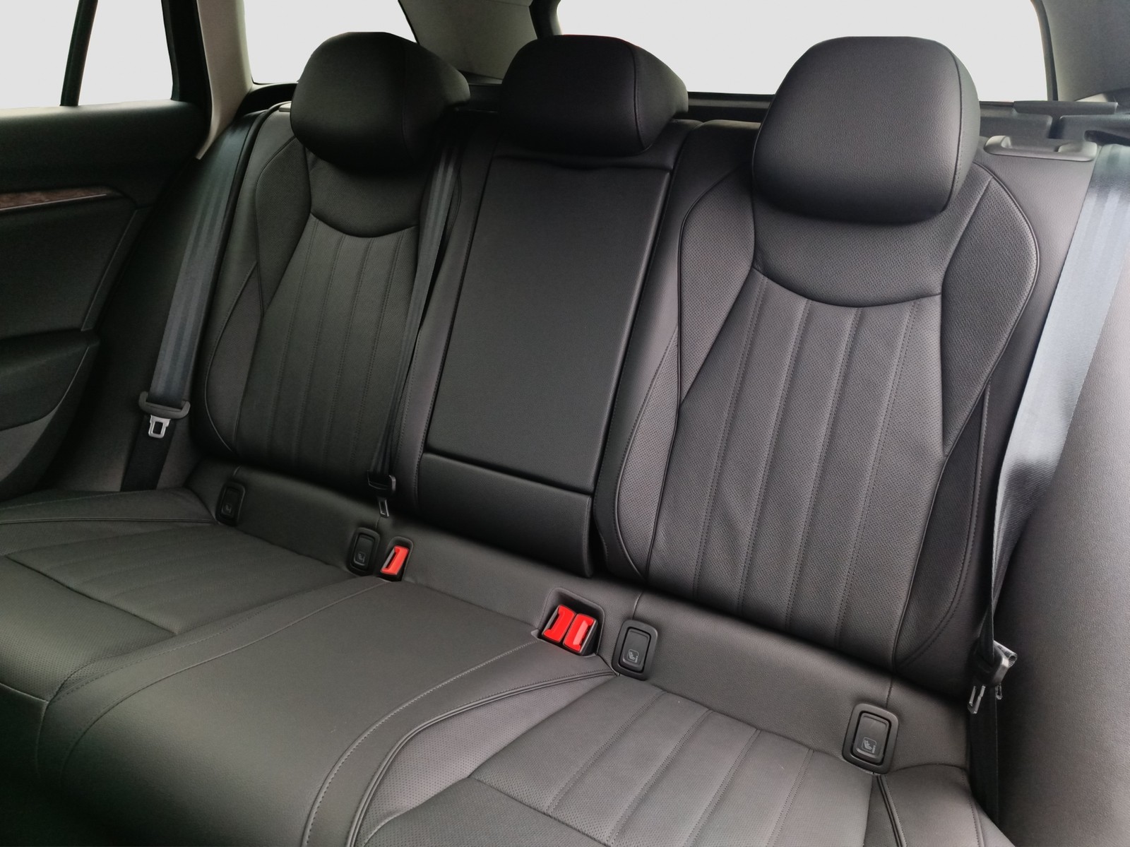 Skoda Superb Combi 2.0TDI DSG L&K NEUES MODELL LEDER MASSAGESITZ NAVI ANHÄNGERK.