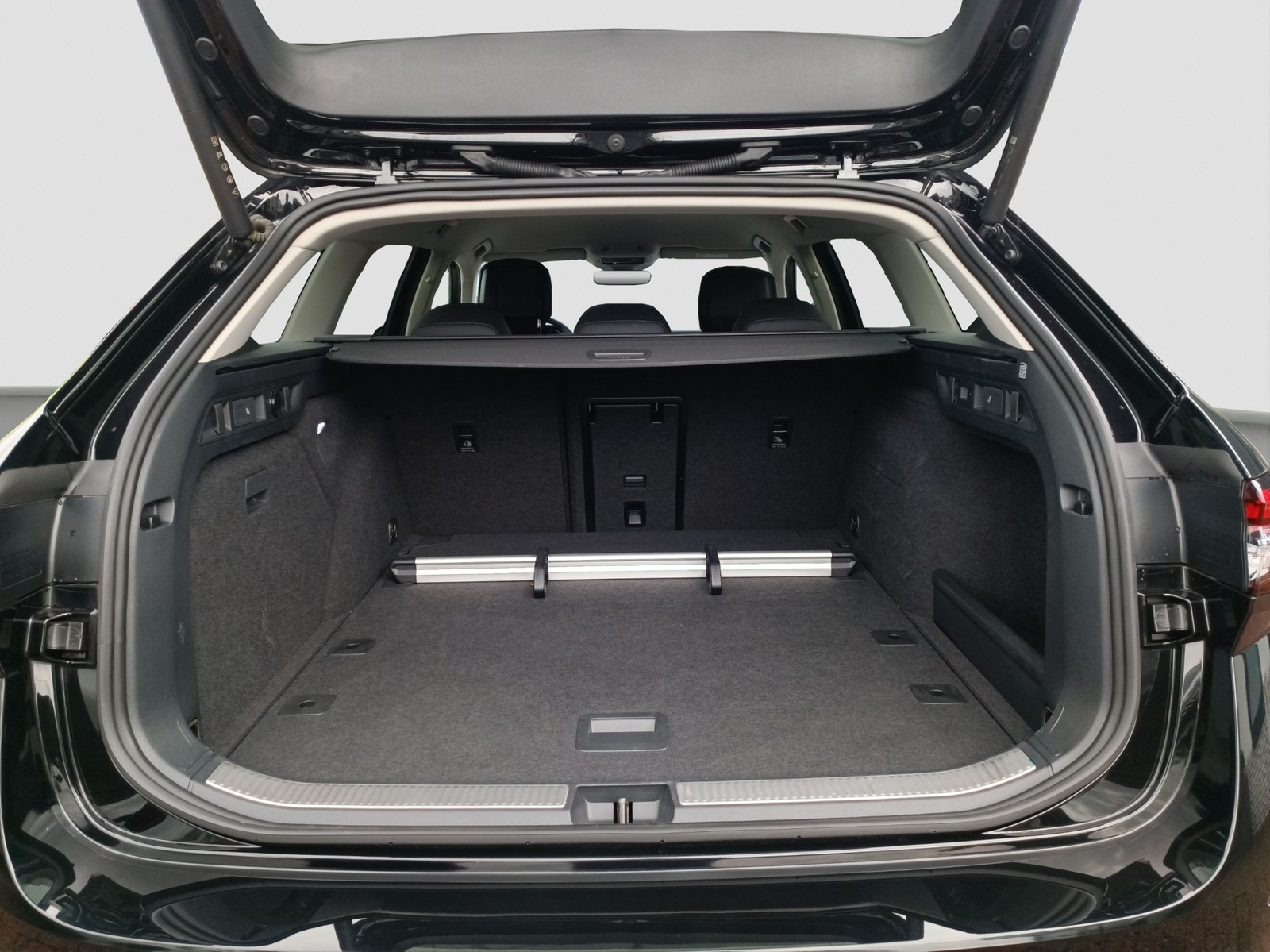 Skoda Superb Combi 2.0TDI DSG L&K NEUES MODELL LEDER MASSAGESITZ NAVI ANHÄNGERK.