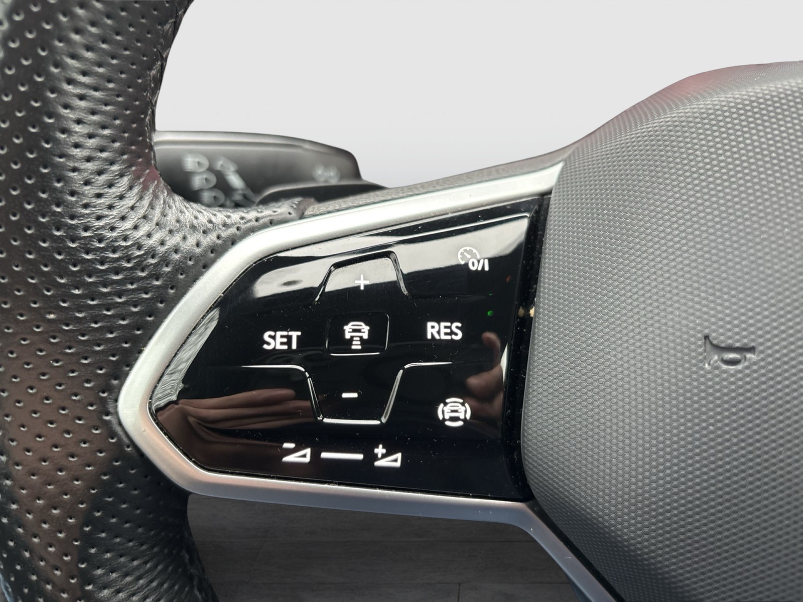 Volkswagen Golf VIII 1.5 eTSI R-LINE CAM ACC CARPLAY LM17