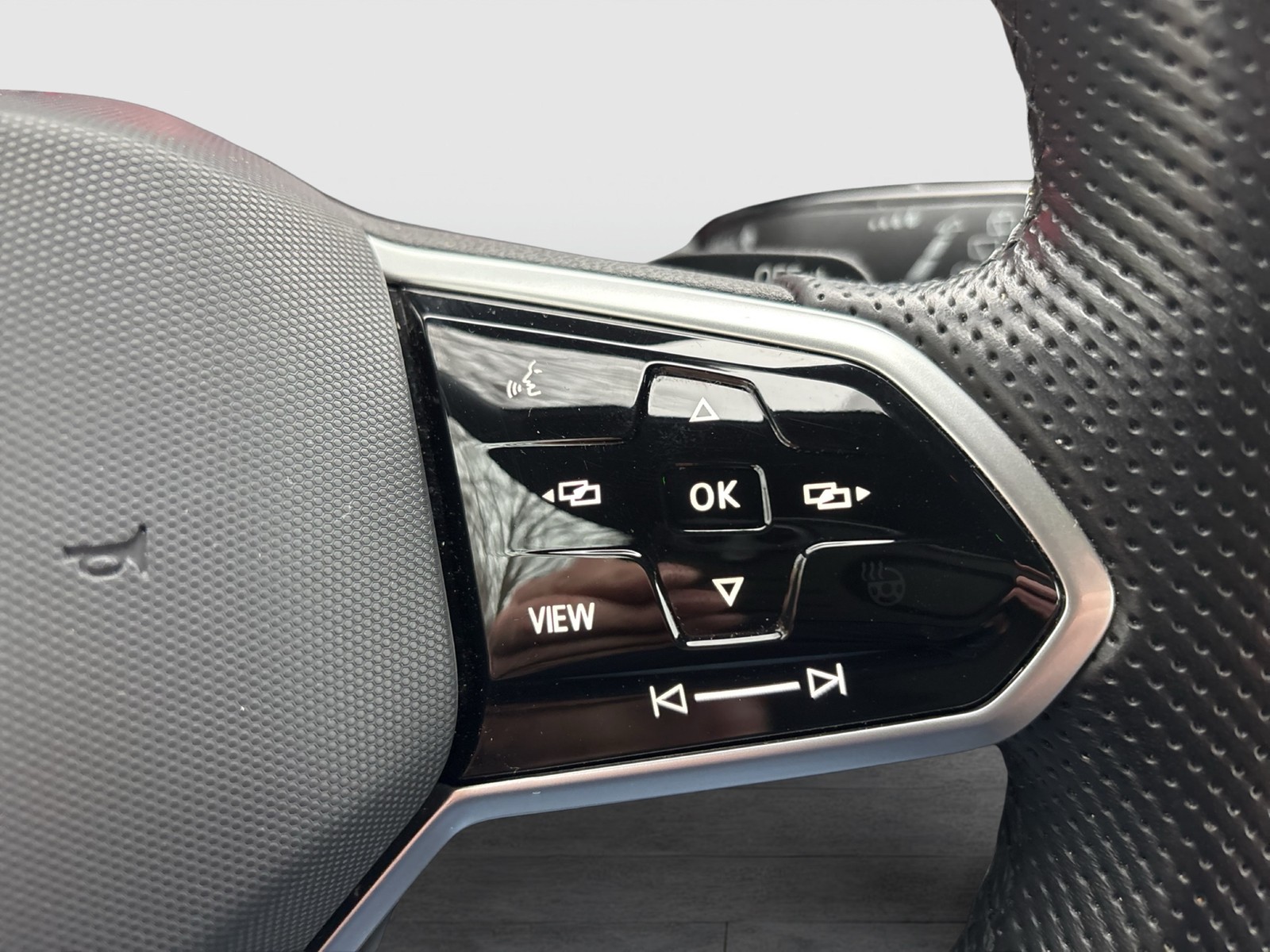 Volkswagen Golf VIII 1.5 eTSI R-LINE CAM ACC CARPLAY LM17