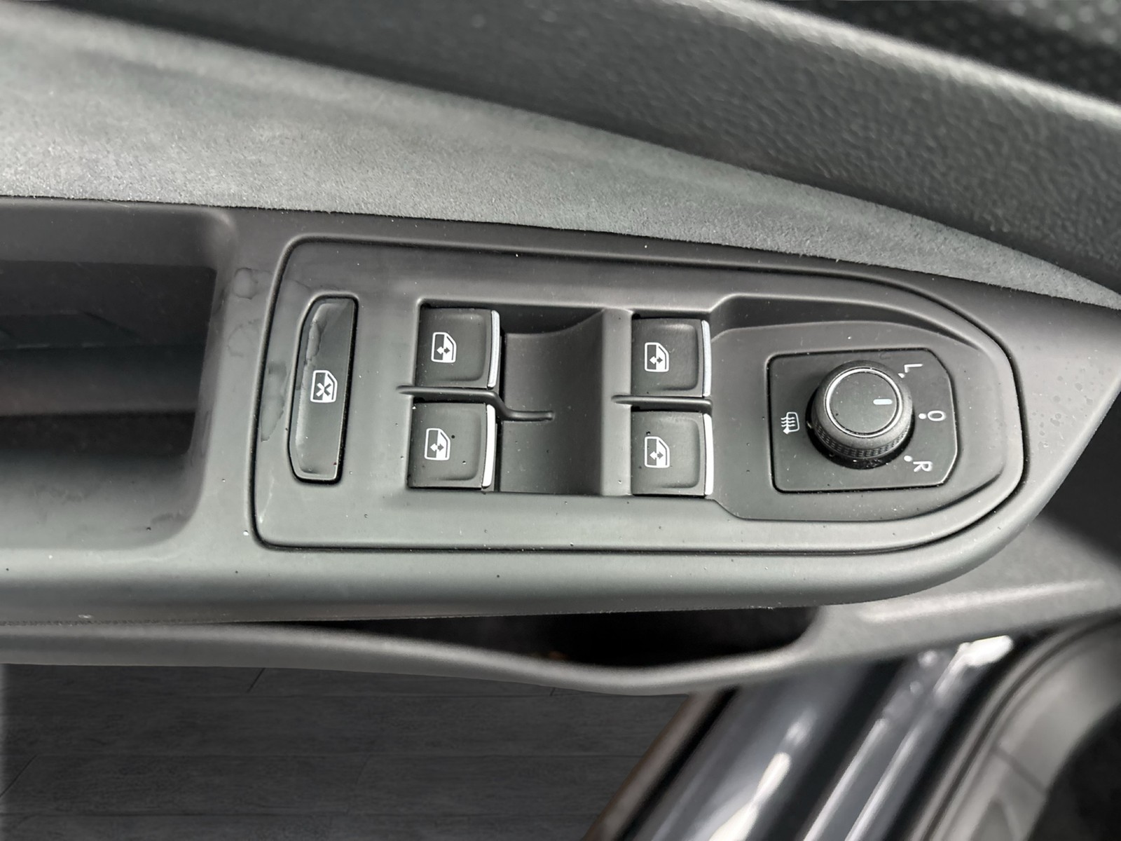 Volkswagen Golf VIII 1.5 eTSI R-LINE CAM ACC CARPLAY LM17