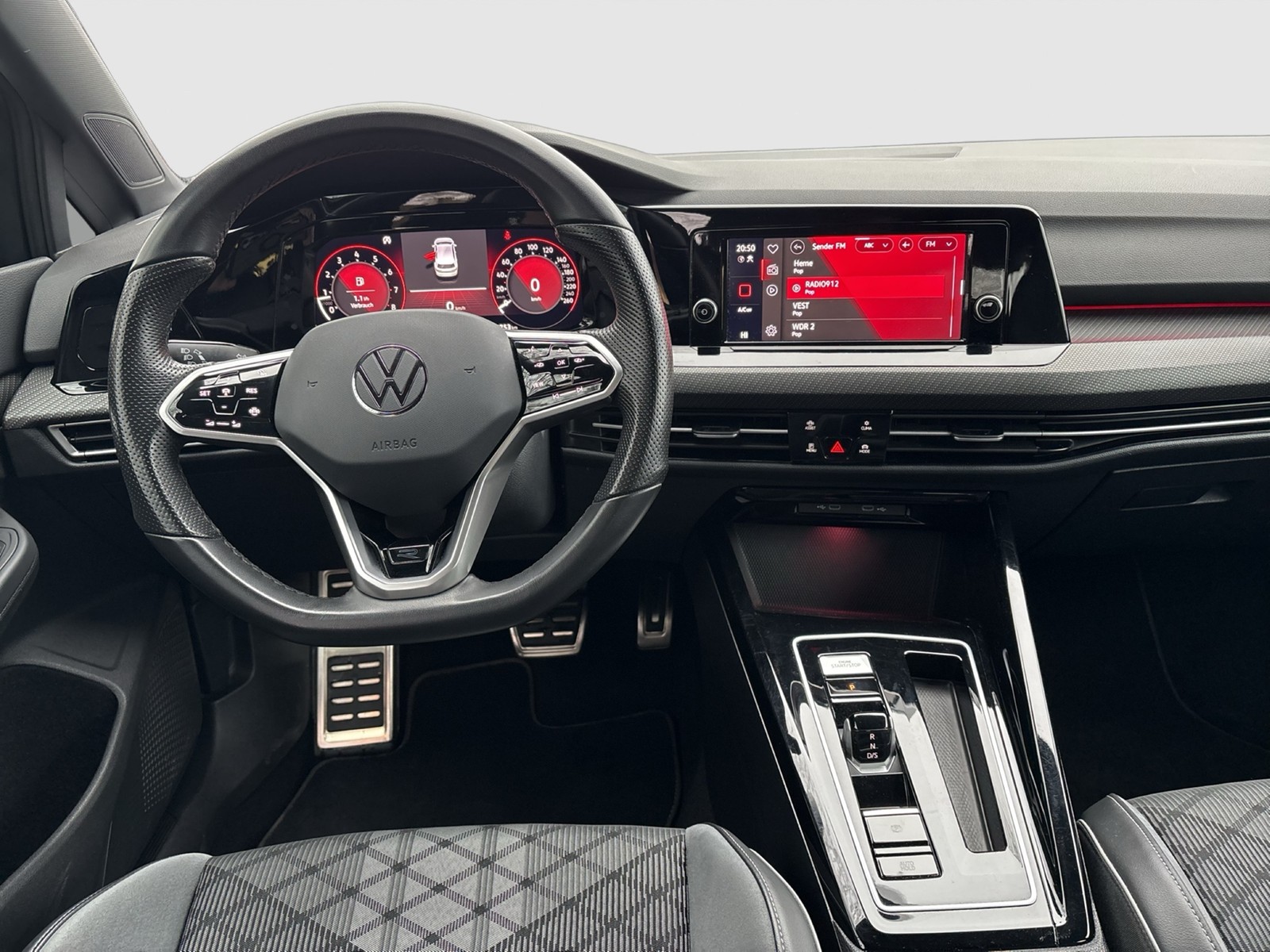 Volkswagen Golf VIII 1.5 eTSI R-LINE CAM ACC CARPLAY LM17