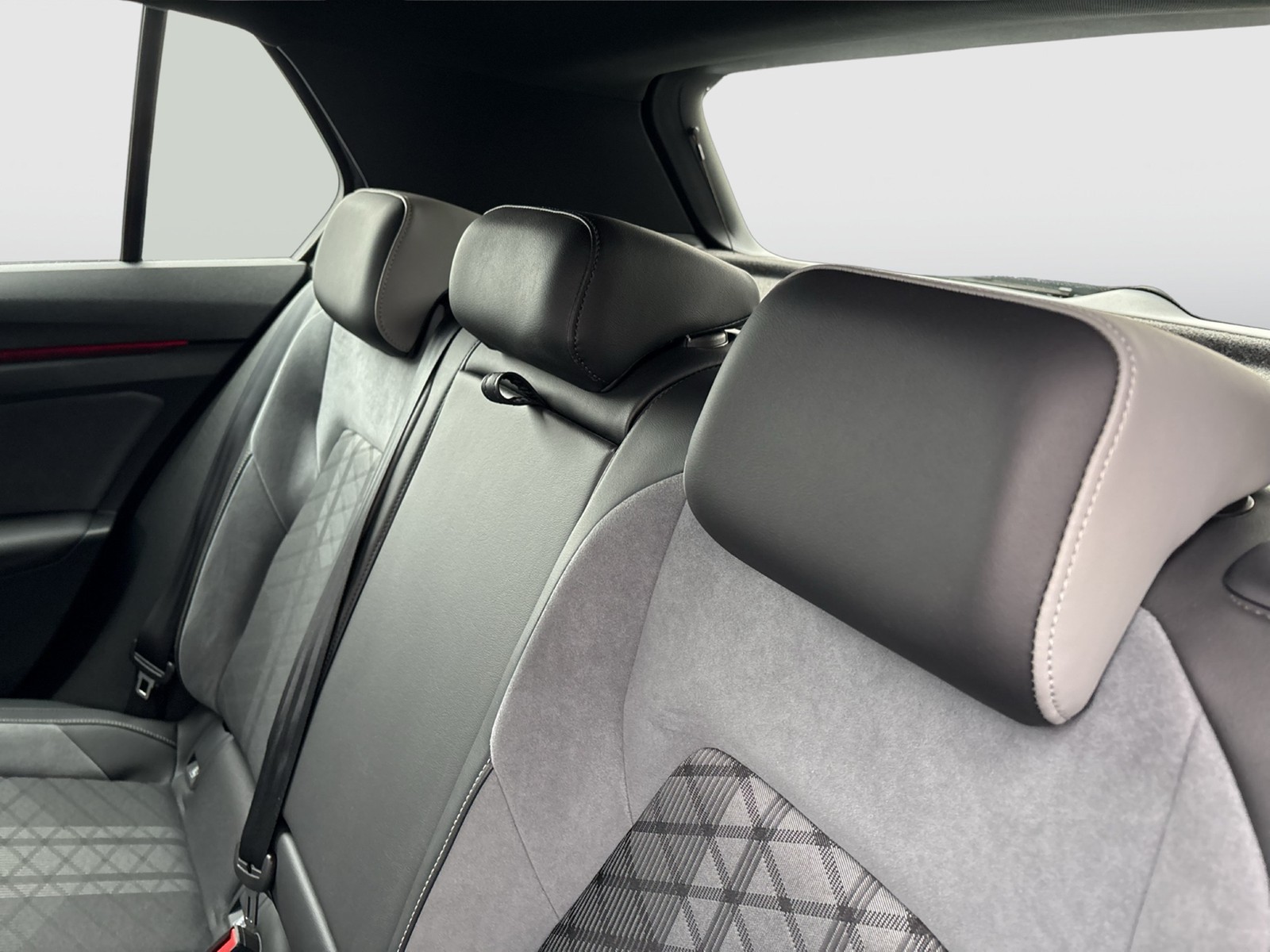 Volkswagen Golf VIII 1.5 eTSI R-LINE CAM ACC CARPLAY LM17