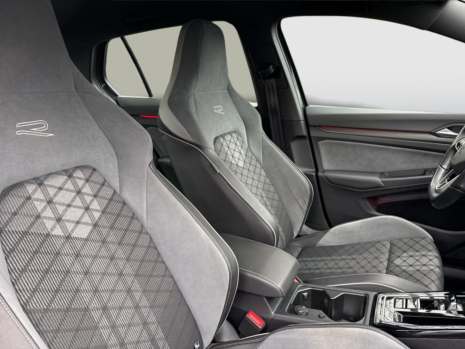 Volkswagen Golf VIII 1.5 eTSI R-LINE CAM ACC CARPLAY LM17